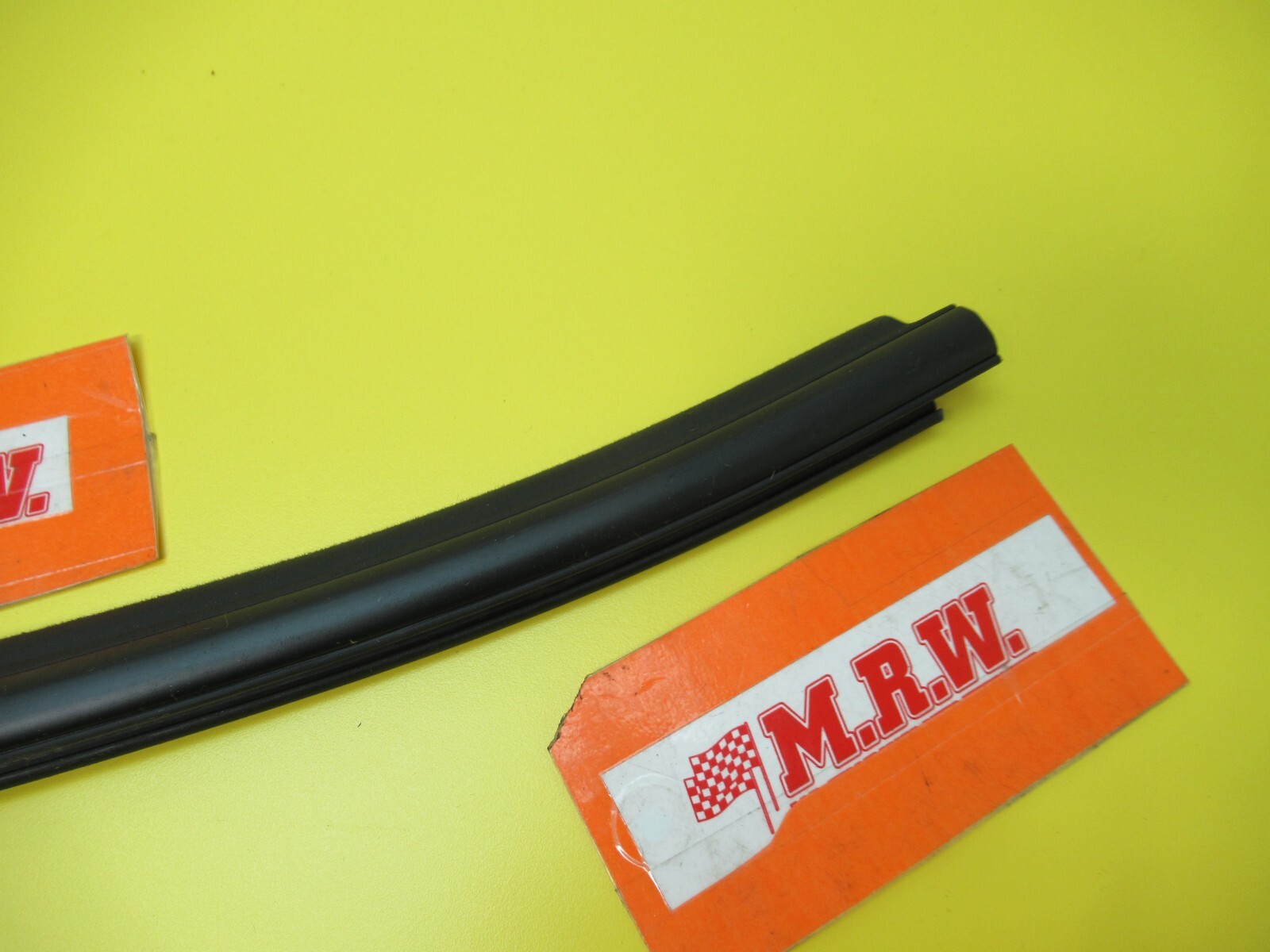 DOOR MOLDING GLASS WINDOW RUBBER SEAL Passenger SIDE FRONT CAR RF MATRIX 09-14