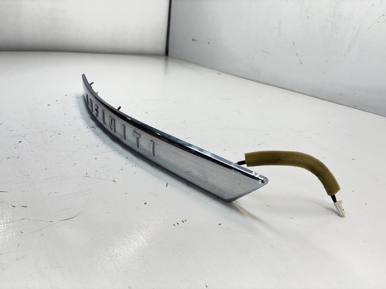 2011 Infiniti QX56 Rear Tailgate Upper Chrome Molding OEM 90816-1LA0A