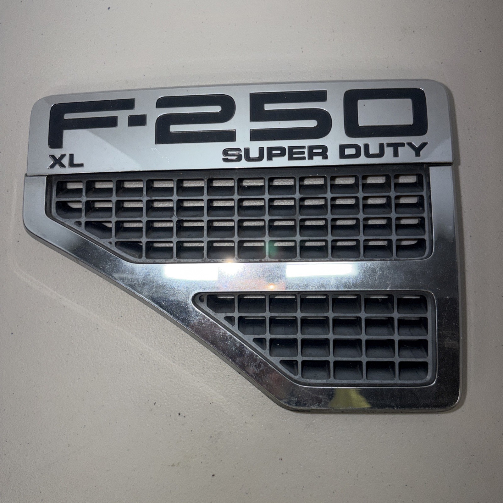 2008-2010 Ford F250 XL Driver Left Fender Vent Emblem Logo Vent Super Duty