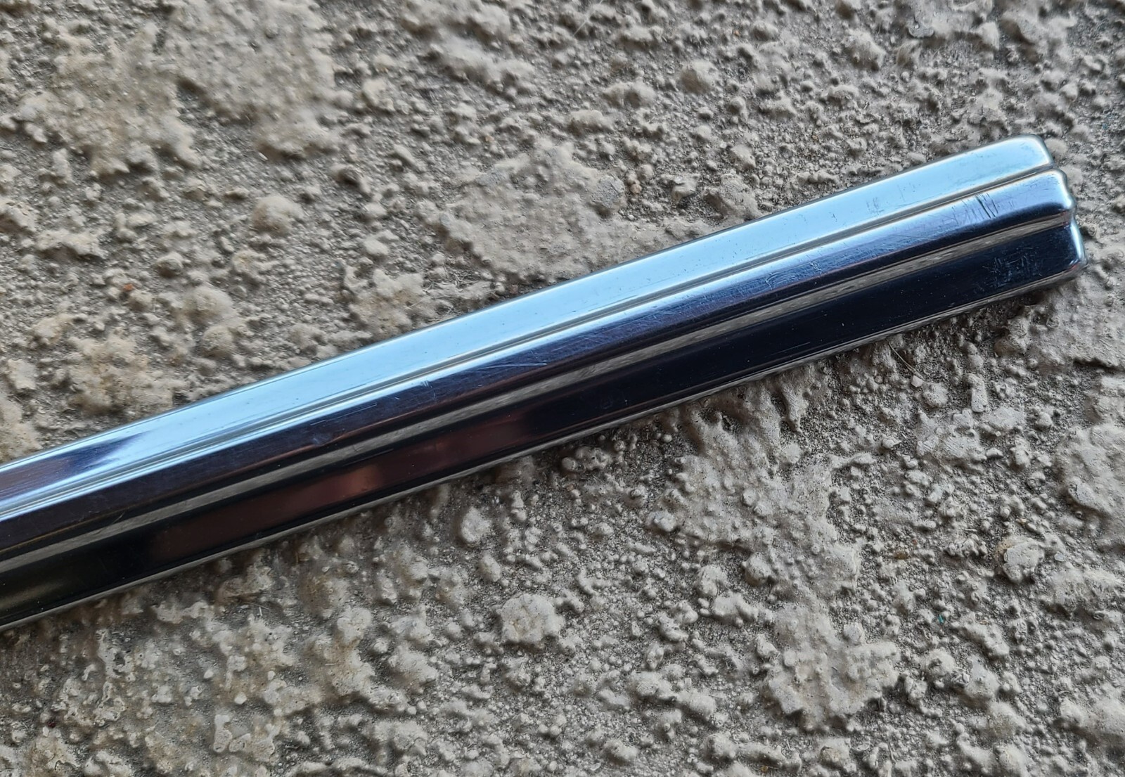 73 – 76 CADILLAC COUPE DeVILLE ORIGINAL FRONT FENDER SIDE SPEAR TRIM