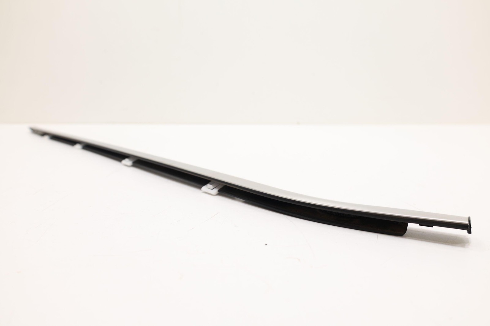 2023 – 2026 KIA SPORTAGE FRONT RIGHT PASSENGER SIDE DOOR WINDOW BELT MOLDING OEM
