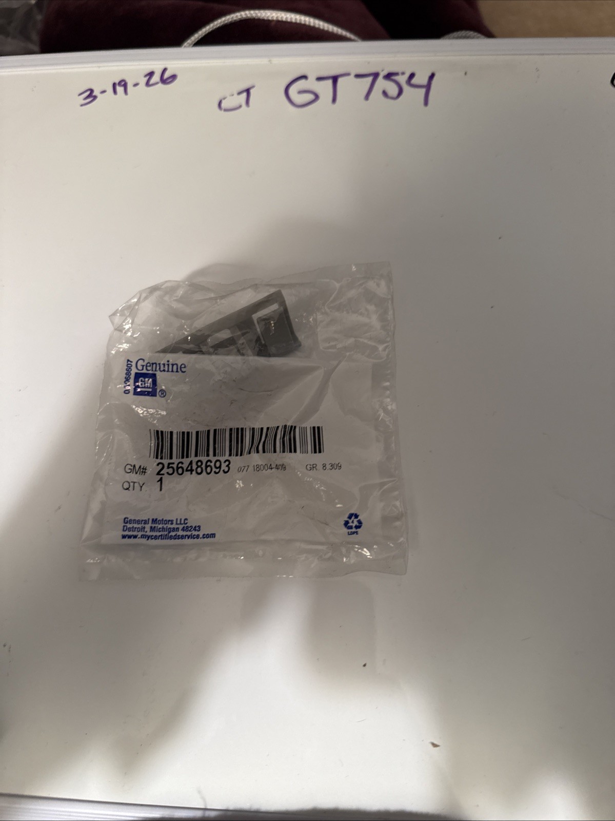 (1) GM 25648693 Retainer,Rocker Panel Molding Lower Nos OEM Sold Individually