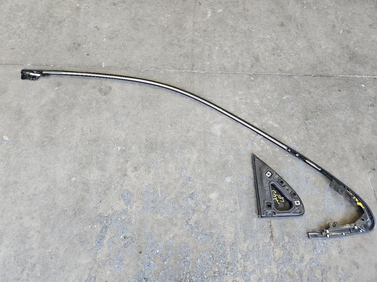 2019-2025 SIERRA LH DRIVER FRONT UPPER REVEAL MOLDING BLACK 22