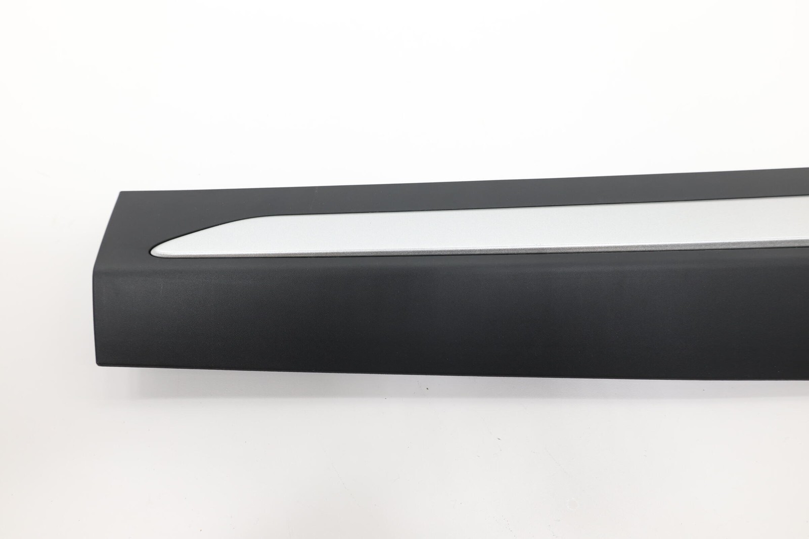 2023-2026 VINFAST VF 8 FRONT LEFT SIDE DOOR LOWER MOLDING COVER OEM BEX30032511