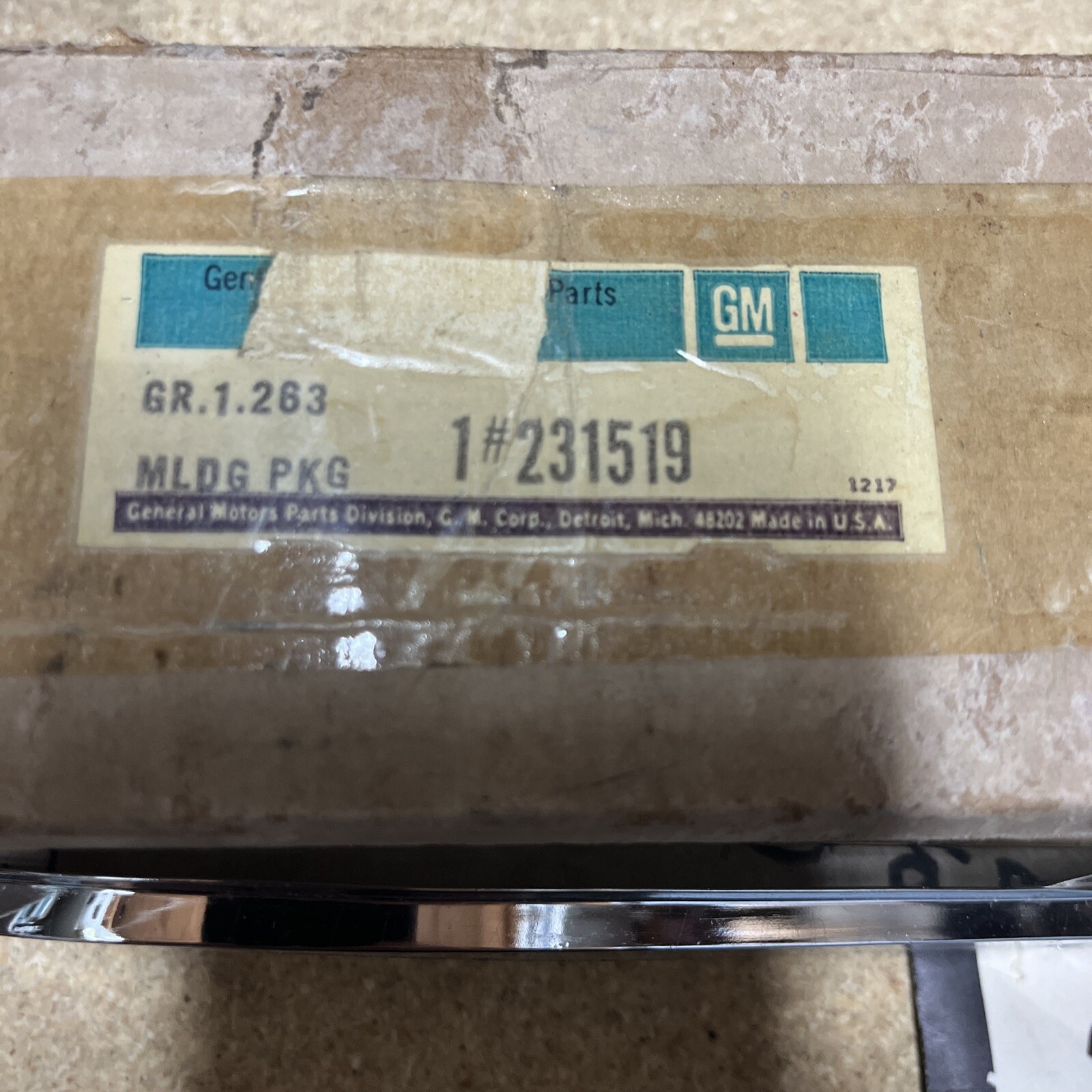 NOS 1973 Oldsmobile Cutlass LH Chrome Bezel Molding GM 231519 / 412031