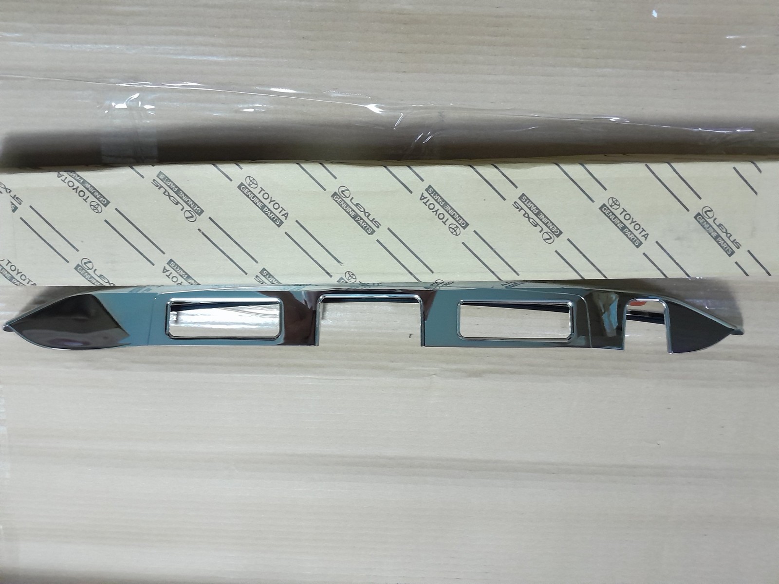 Genuine OEM Liftgate Tailgate Chrome Molding Trim 2010-2013 Lexus RX350 RX450H
