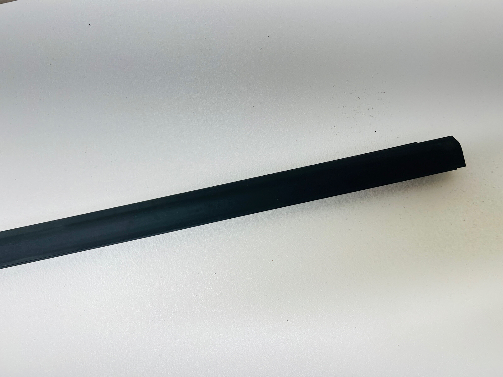 2016 2017 2018 2019 CHEVY VOLT FRONT RIGHT WINDOW BELT MOLDING OEM 23114914