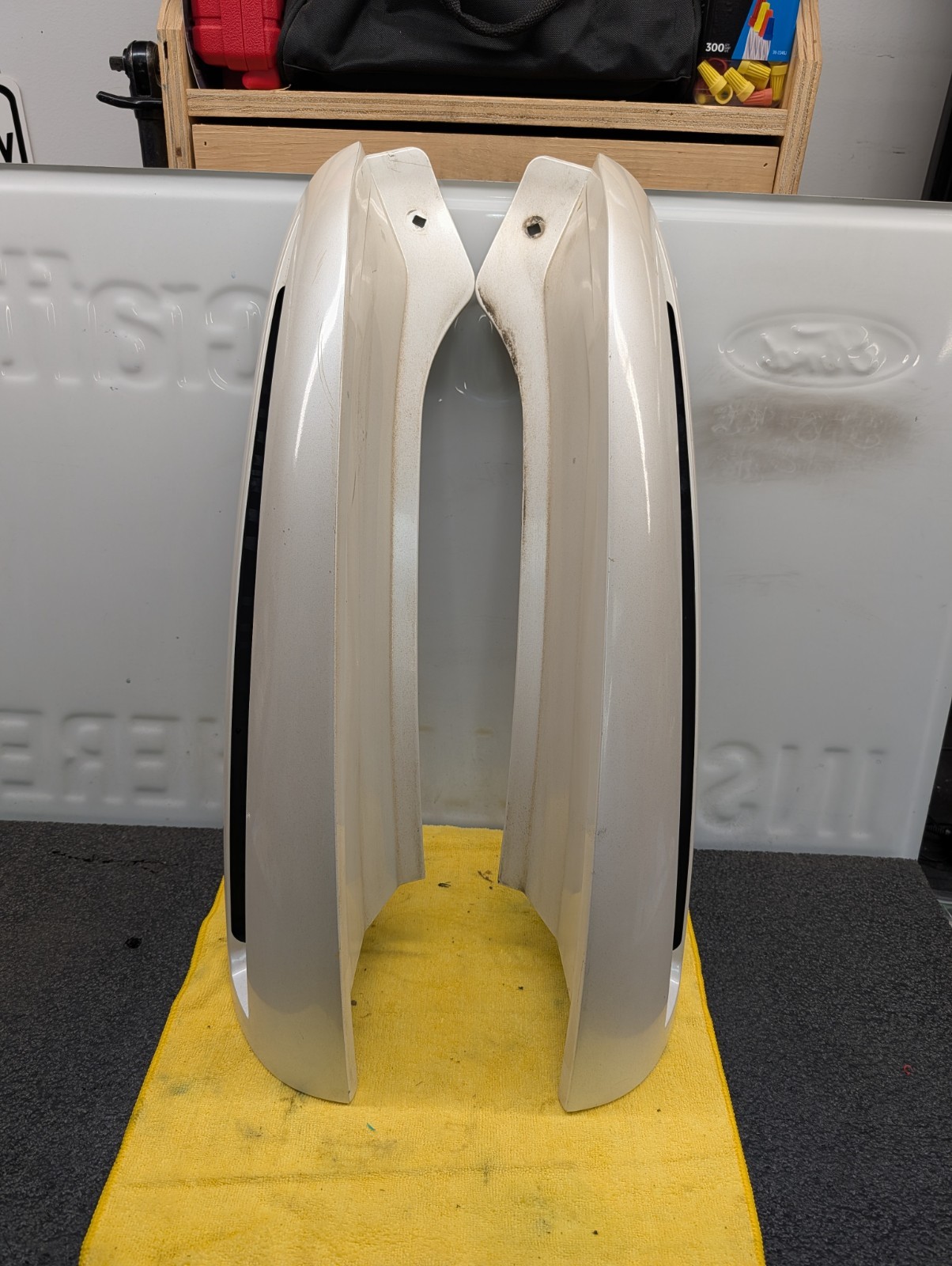 02-06 Escalade D Pillar Trim Quarter Moulding Pearl White Left & Right Pair Set