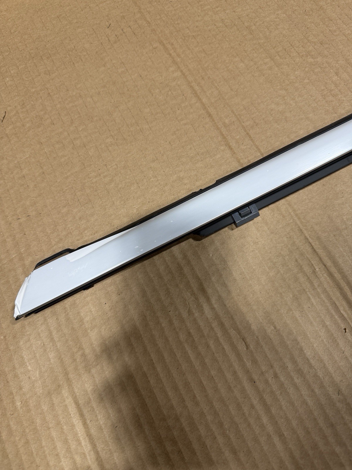 2022 KIA TELLURIDE FRONT LEFT DRIVER SIDE DOOR WINDOW BELT MOLDING OEM