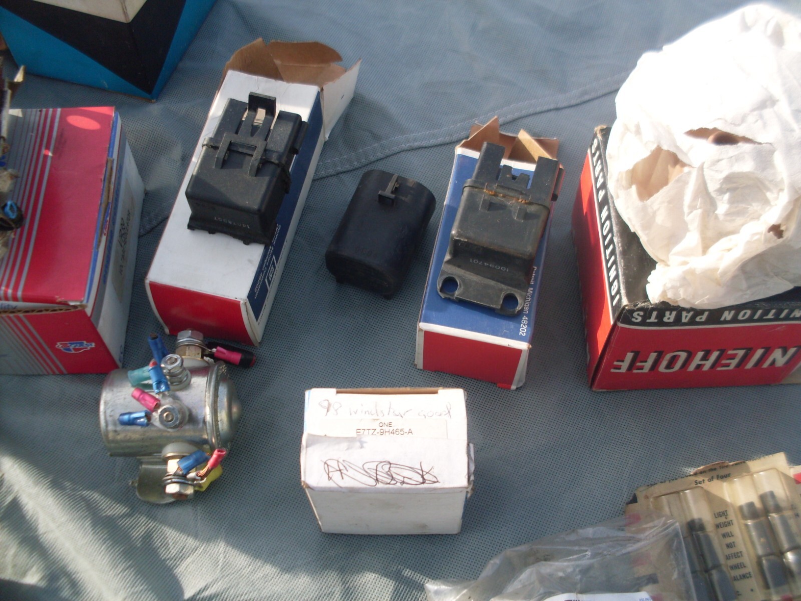 PARTS MOPAR FORD GM CHEVY YOU GET EVERTHING IN PHOTO LOOK CAR PARTS LOT