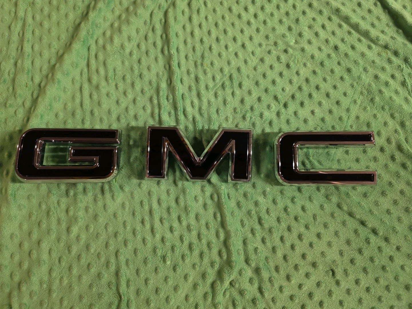 NEW 2021-24 GMC Yukon Yukon XL GM Front Chrome Black Emblem See Description