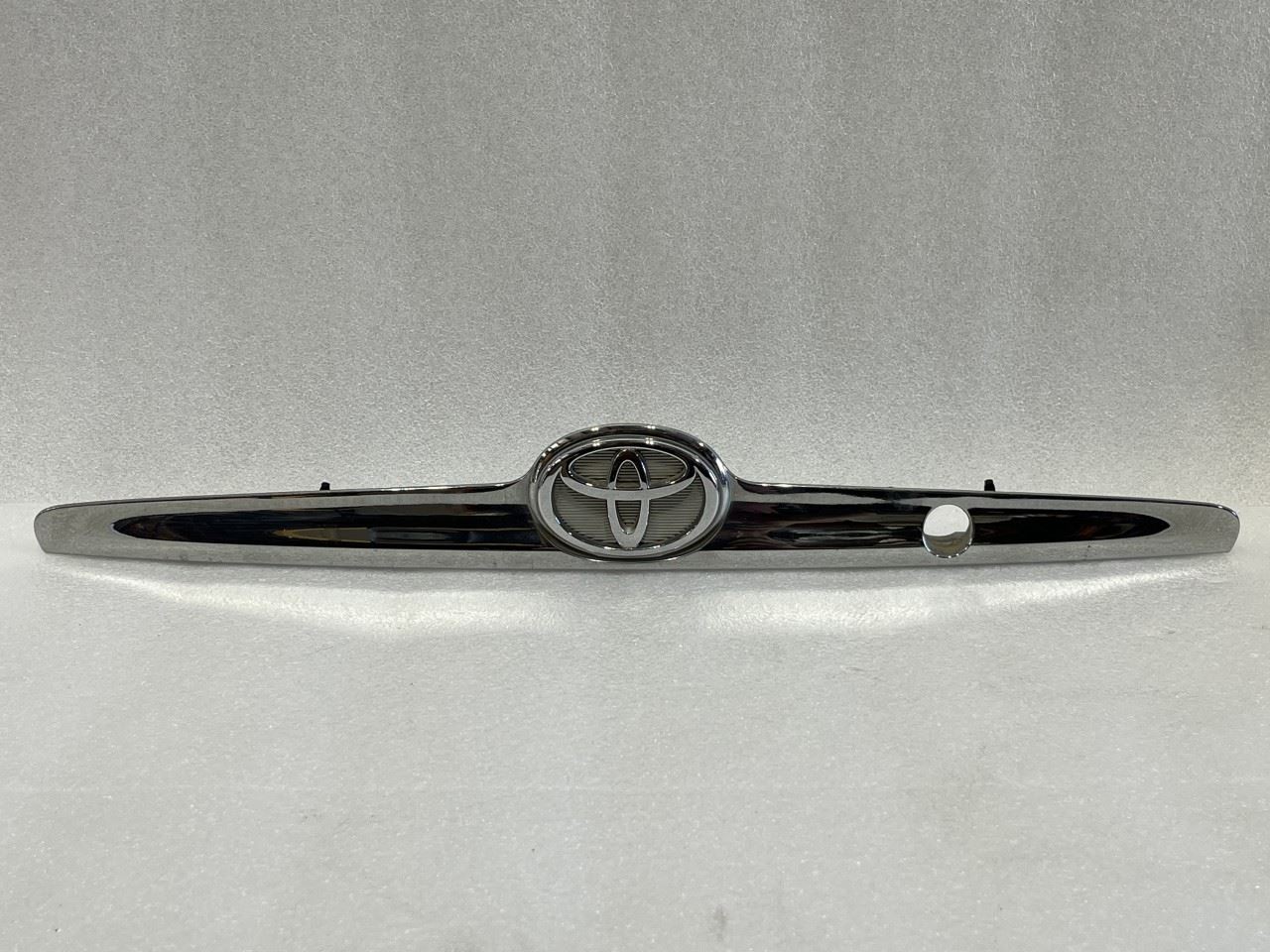 2000 2001 2002 2003 2004 TOYOTA AVALON TRUNK FINISH PANEL CHROME TRIM 7680107010