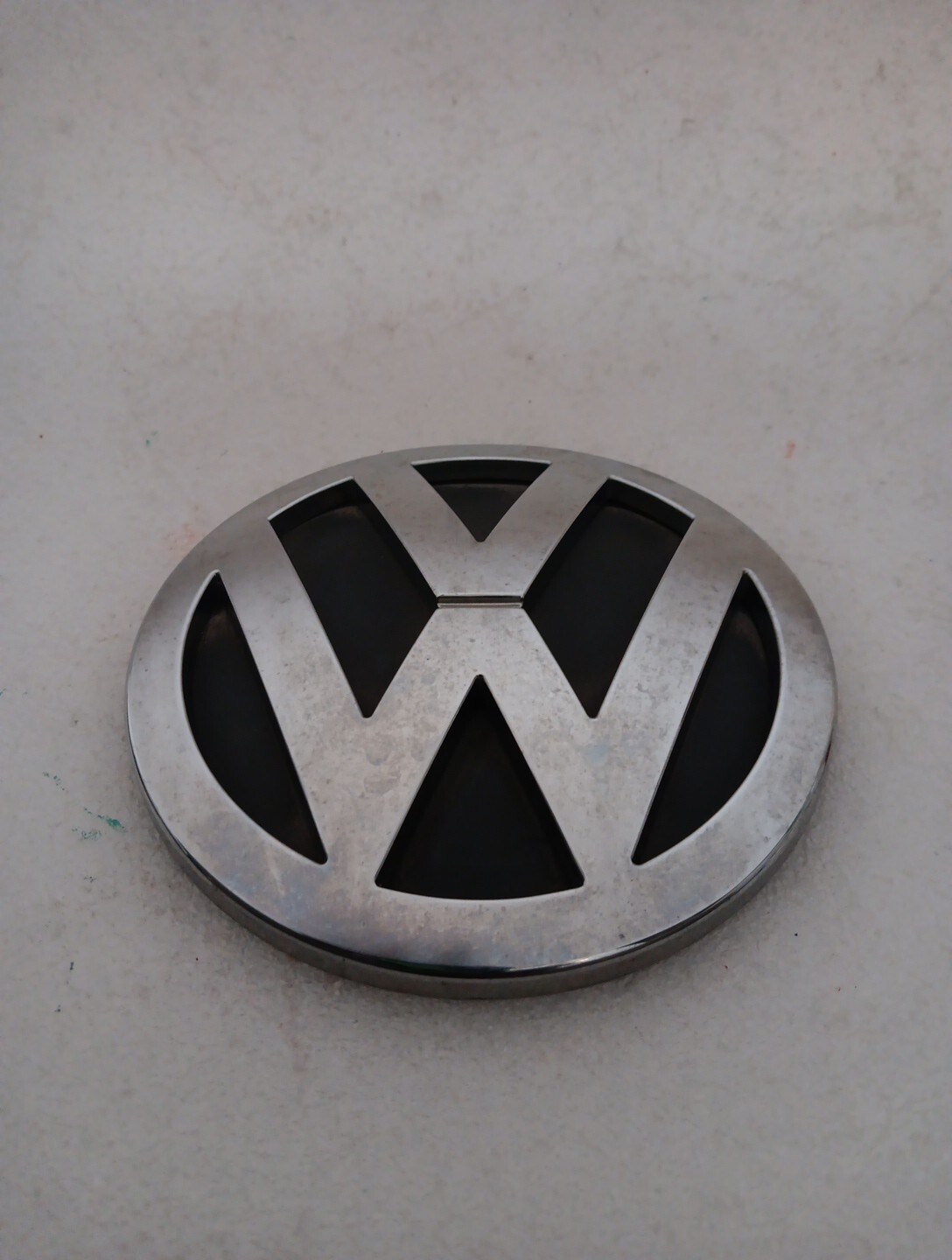 04 VW Volkswagen Touareg Liftgate Emblem Logo OEM 7 L6 853 630 Logo Trunk Badge