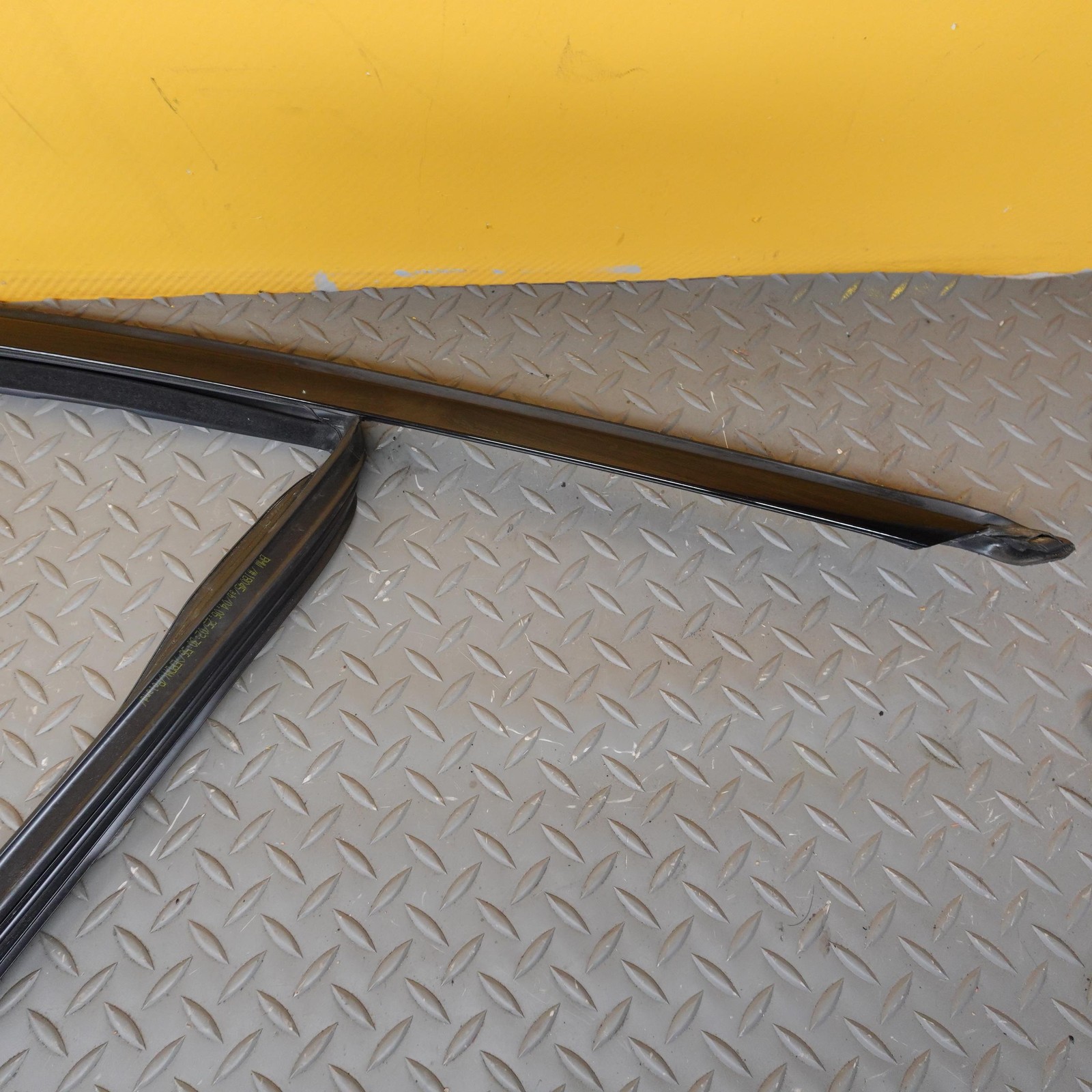 2024-2026 BMW X2 U10 FRONT RIGHT SIDE SET OF DOOR MOLDING WINDOW SEAL OEM