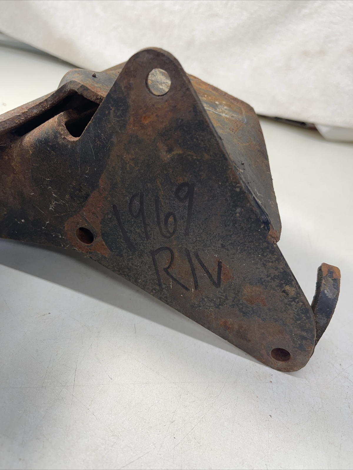 1969 Buick Riviera Front Engine Bracket Alternator AC￼ f2