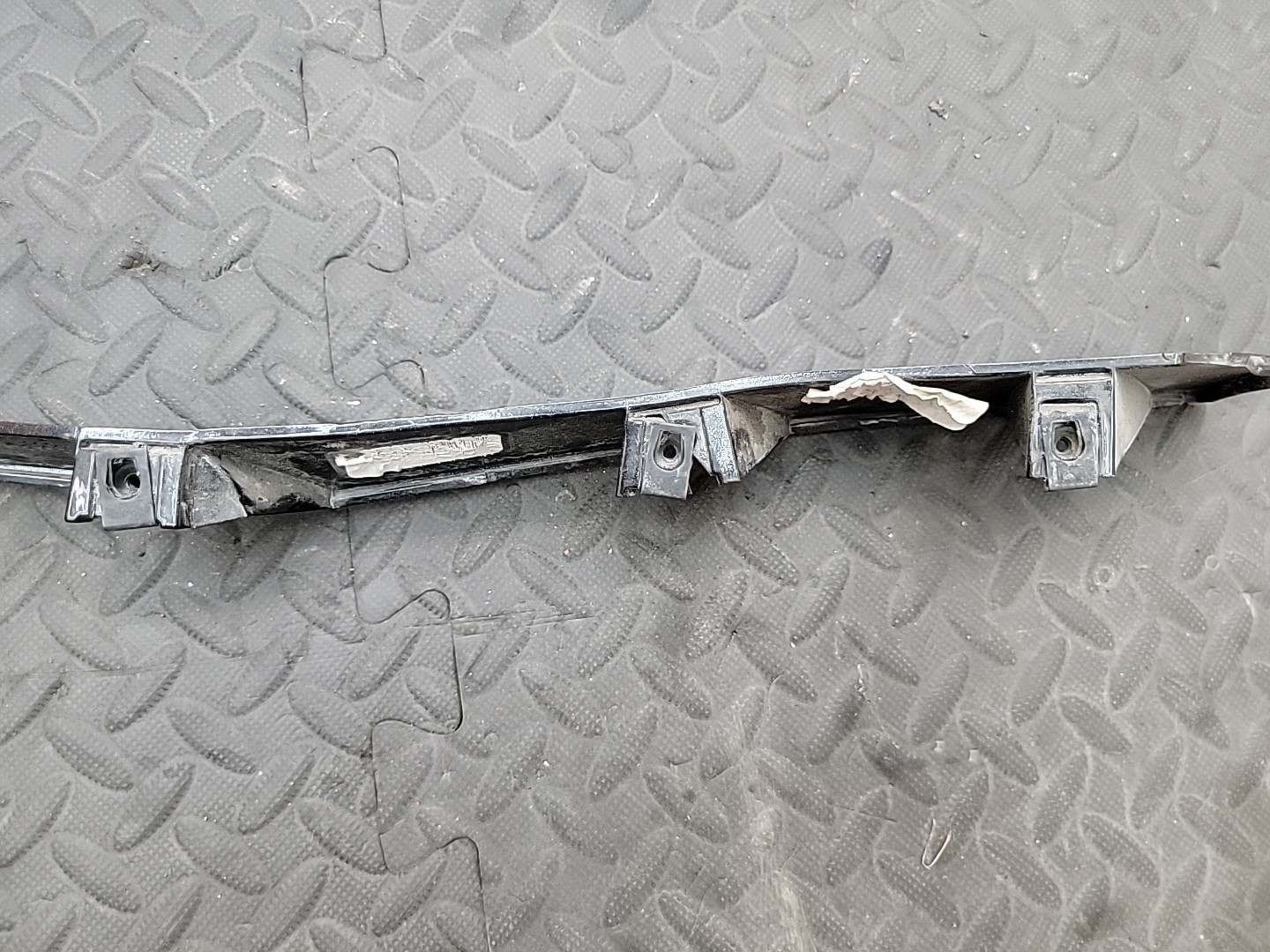 2020 – 2025 Chevrolet Corvette C8 Front Left Grille Molding Trim 84100496 Oem