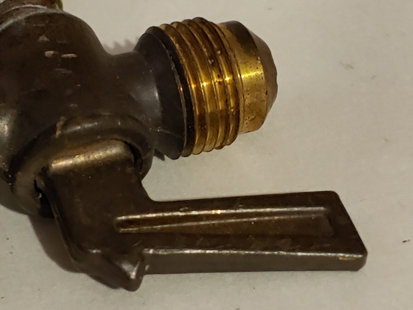 VINTAGE BRASS SHUTOFF VALVE – LOT ( 4 ) as shown – un tested