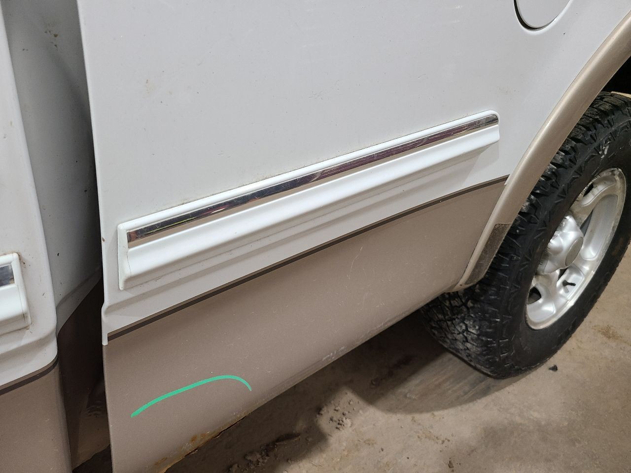 F150 1998 Quarter Moulding 663128