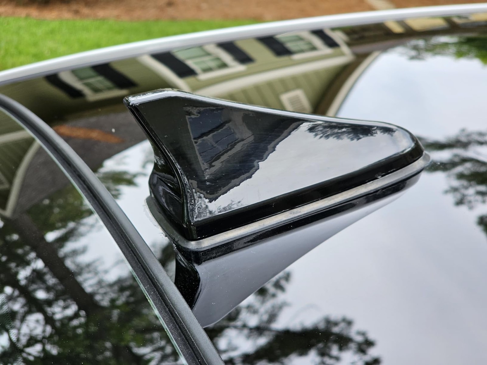 Fits 2015~17 Genesis Coupe & G80 Ebony Black FM/AM Shark Fin Roof Antenna Cover