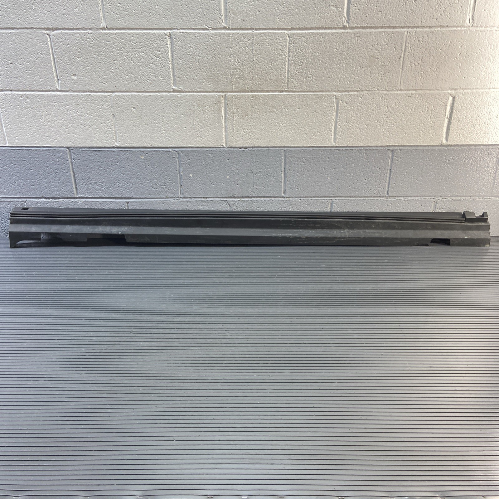 2019-2025 Volvo XC40 T4 Right Side Lower Rocker Molding Panel Black OEM *NOTE*