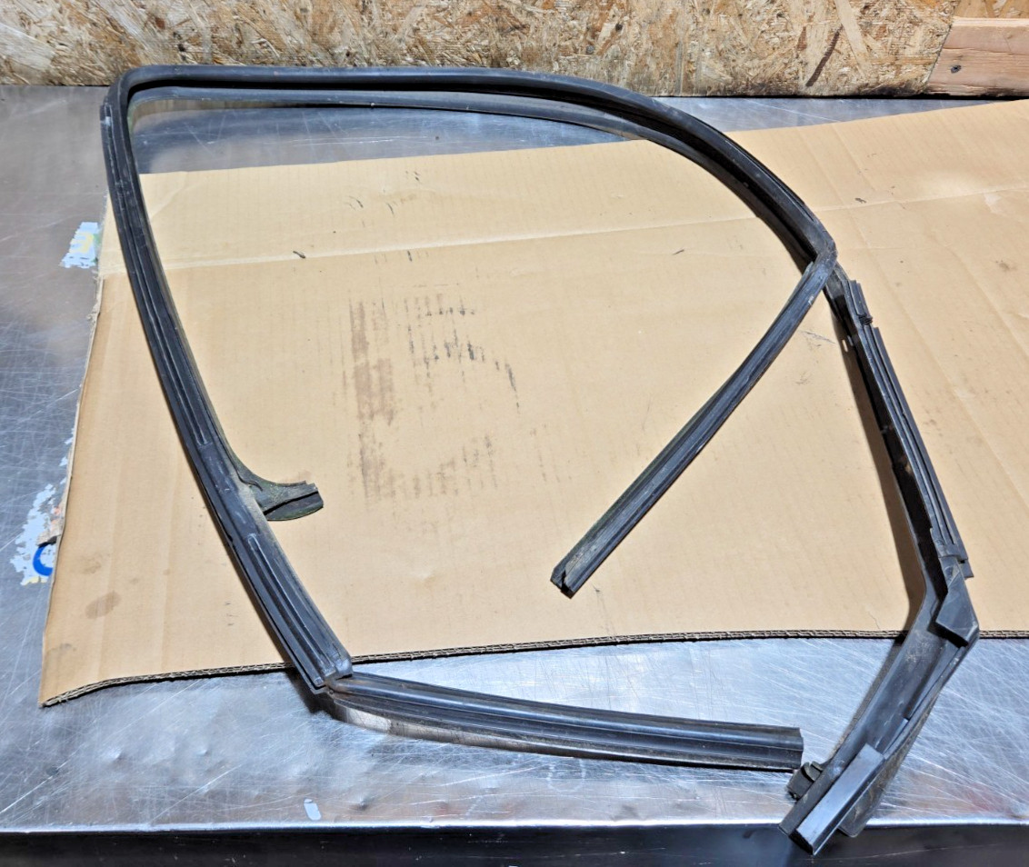 89-95 TOYOTA PICKUP TRUCK DOOR WINDOW CHANNEL GLASS SEAL RUBBER W/ VENT LEFT