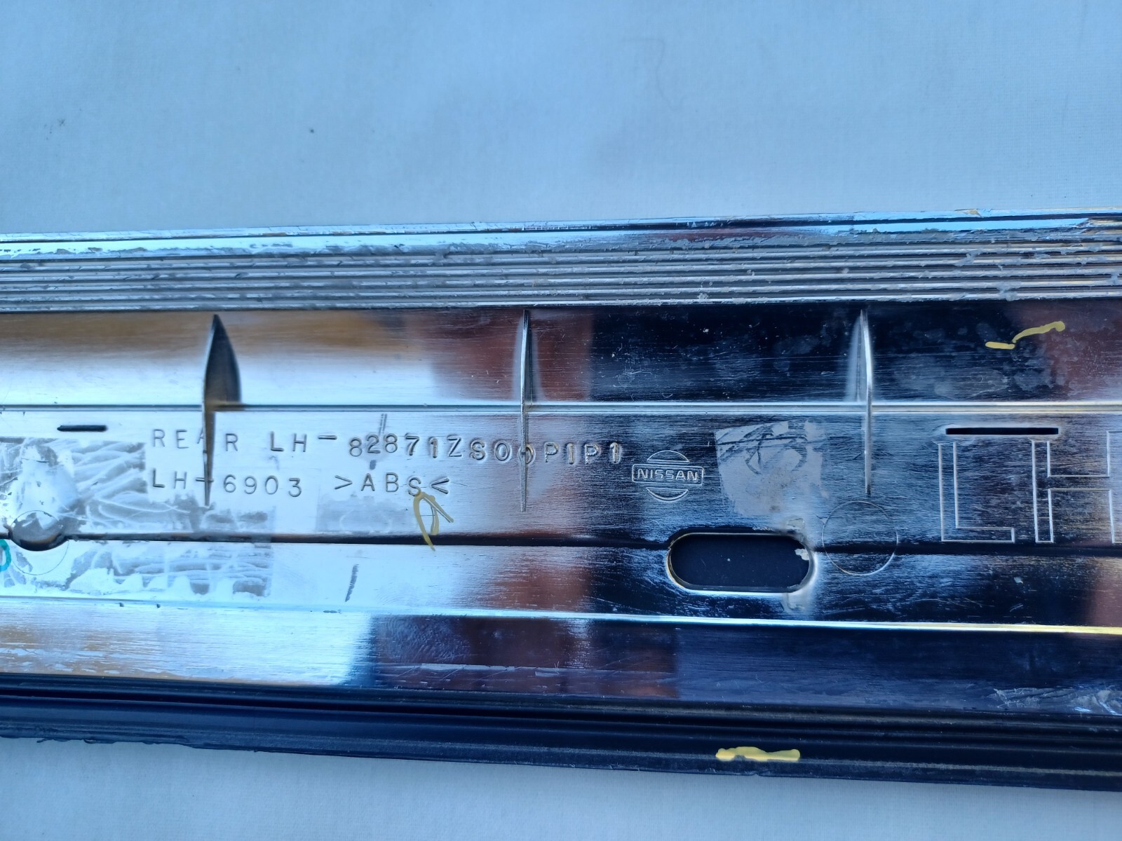 2008-2012 NISSAN PATHFINDER DOOR MOLDING REAR DRIVER SIDE WITH CHROME USED NICE