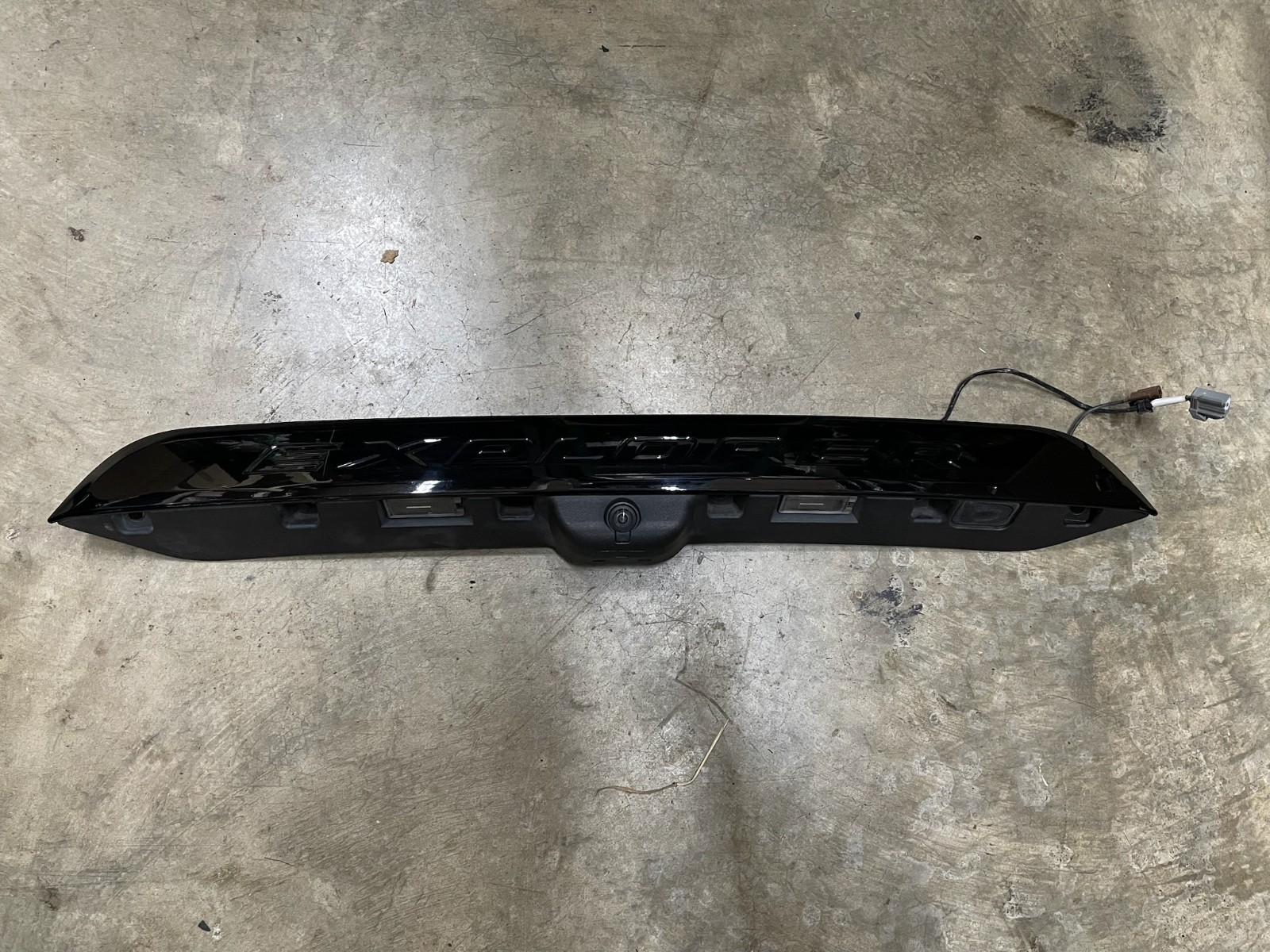 2020 2021 2022 2023 2024 FORD EXPLORER REAR LIFTGATE MOLDING TRIM W/ CAMERA OEM