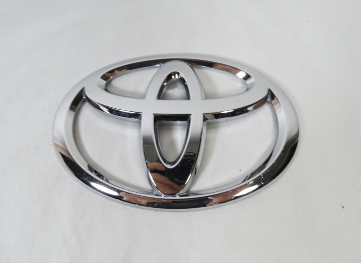 2004-2007 Toyota Highlander Front Grille Emblem Badge Symbol Logo Genuine OEM