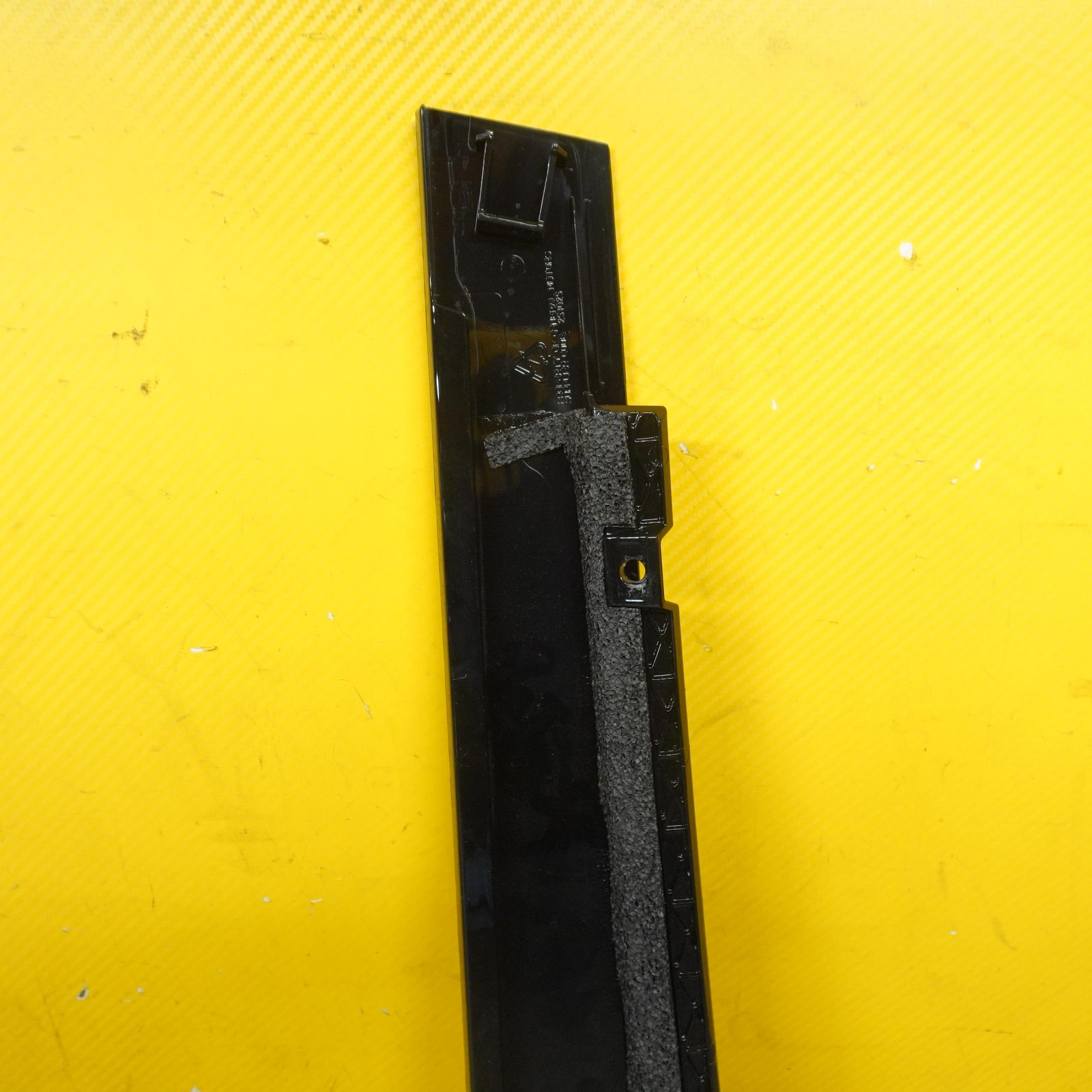 2018-2024 BUICK ENCLAVE FRONT LEFT SIDE DOOR WINDOW APPLIQUE MOLDING 84252225