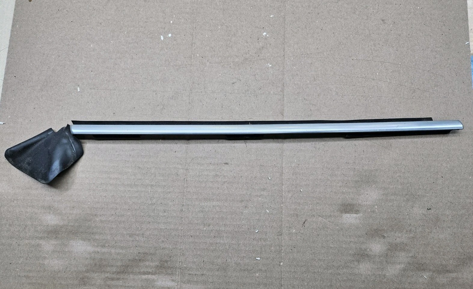 2007 2013 BMW 128i 135i COUPE FRONT LEFT OUTER WEATHERSTRIP SEAL OEM