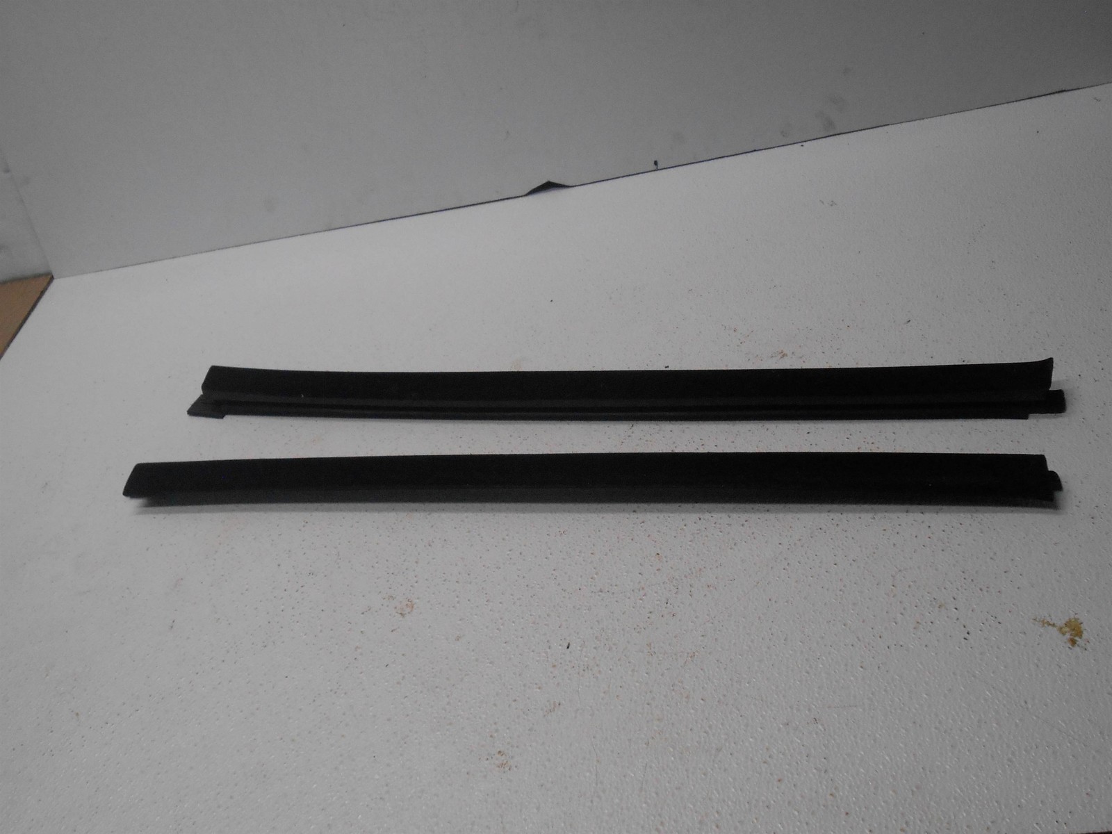 2003 Ford Ranger Interior Door Window Weatherstrip Set Left Right Lower