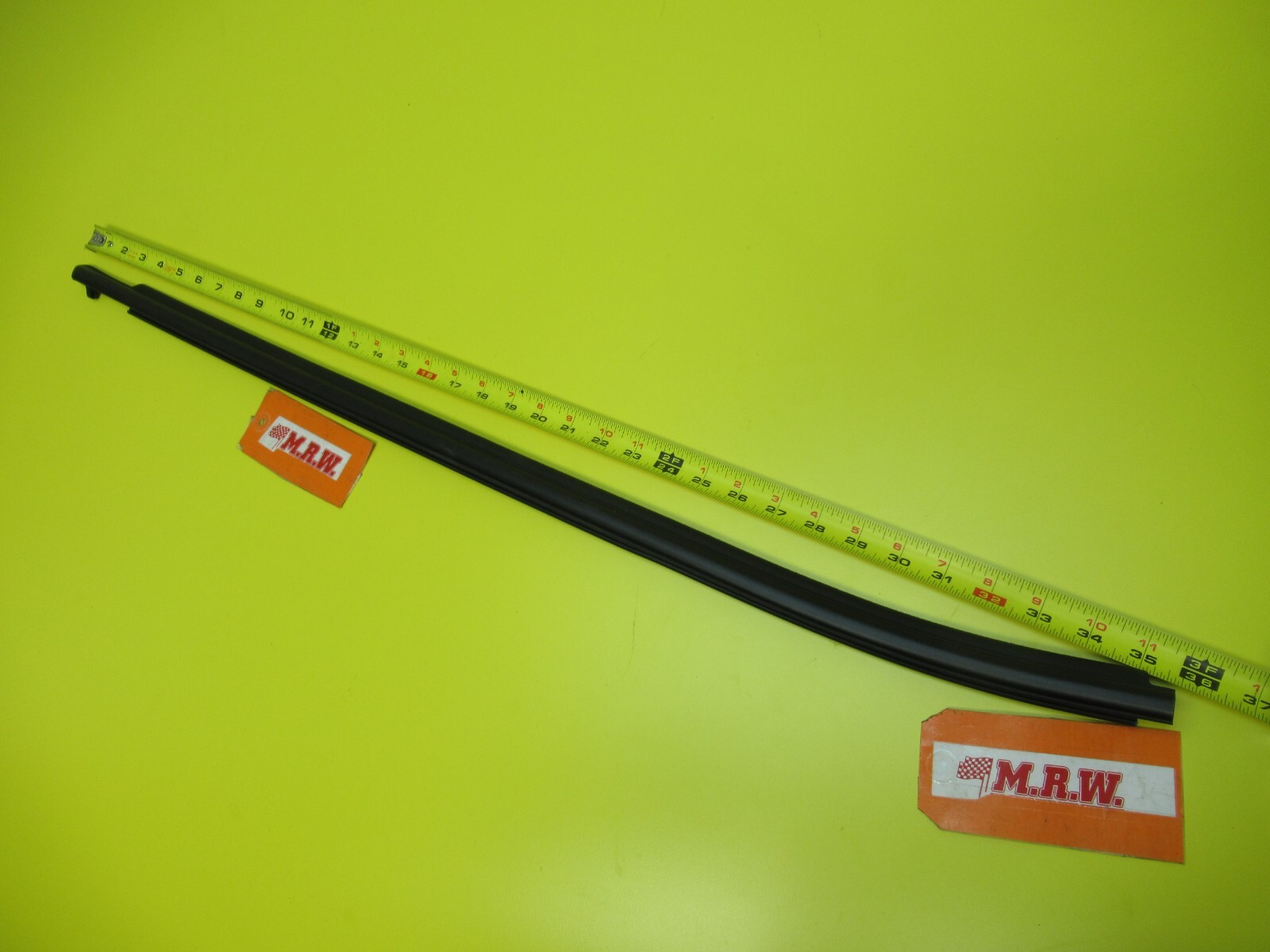 DOOR MOLDING GLASS WINDOW RUBBER SEAL Passenger SIDE FRONT CAR RF MATRIX 09-14