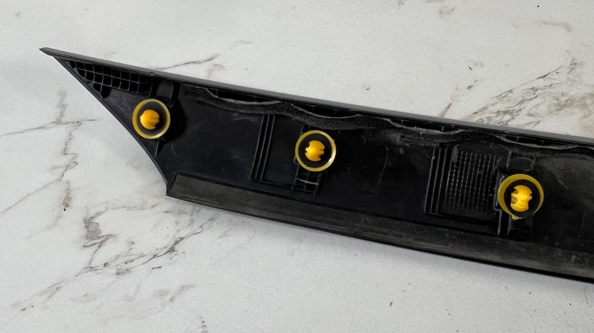 ?20-25 HYUNDAI VENUE FRONT WINDSHIELD RIGHT PASSENGER SIDE A PILLAR MOLDING OEM