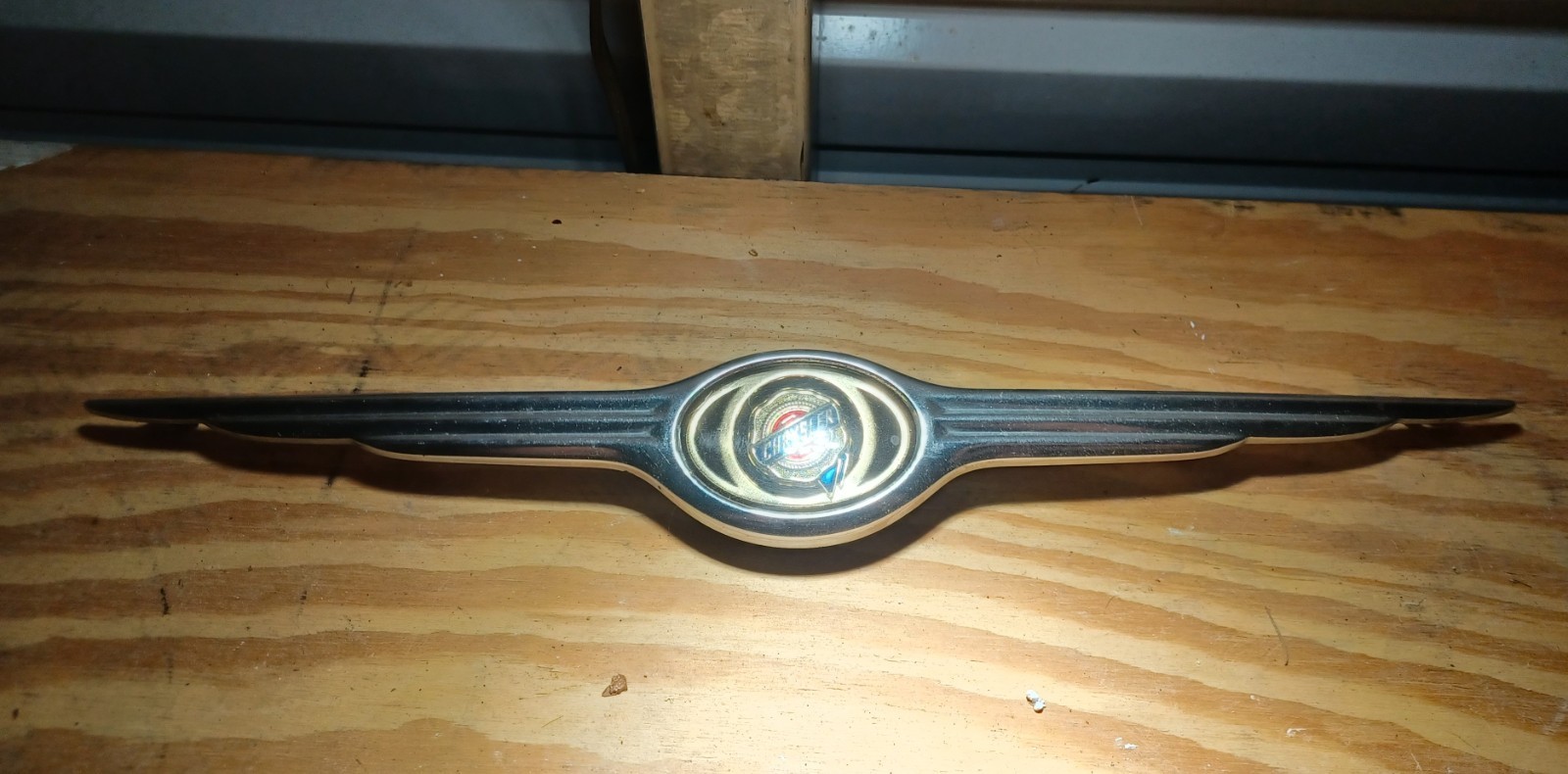 Chrysler 99-07 grille trim badge wings 5011615aa 04805044