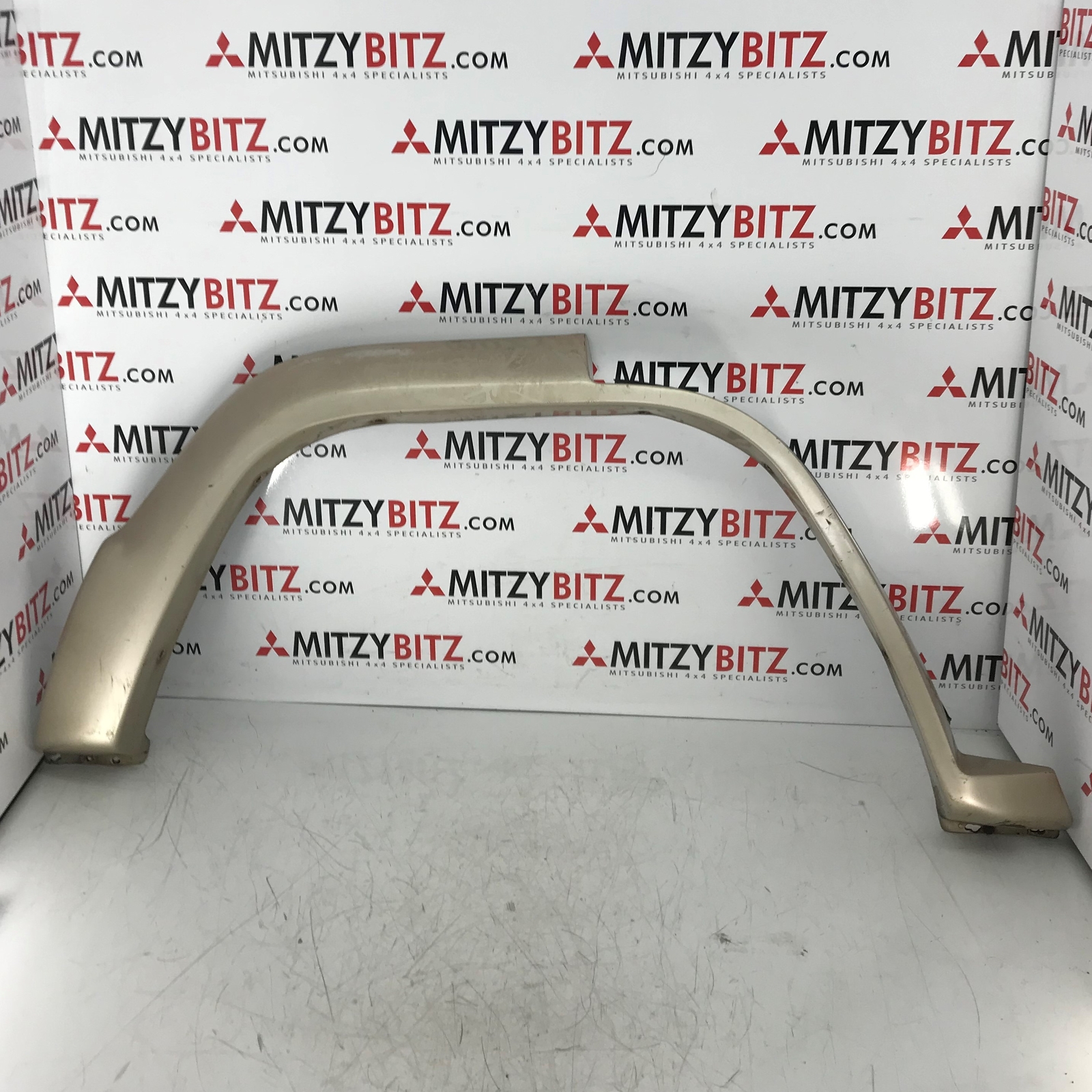 OVERFENDER REAR RIGHT MITSUBISHI PAJERO L149G MK1 2.5TD