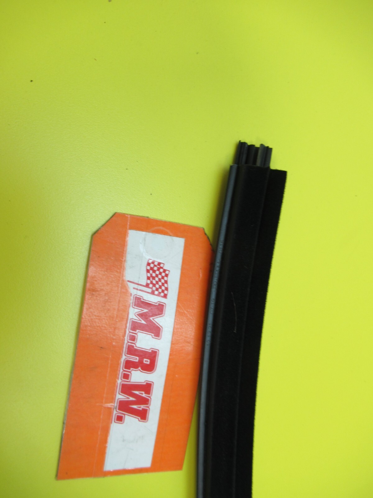 DOOR MOLDING GLASS WINDOW RUBBER SEAL Passenger SIDE FRONT CAR RF MATRIX 09-14
