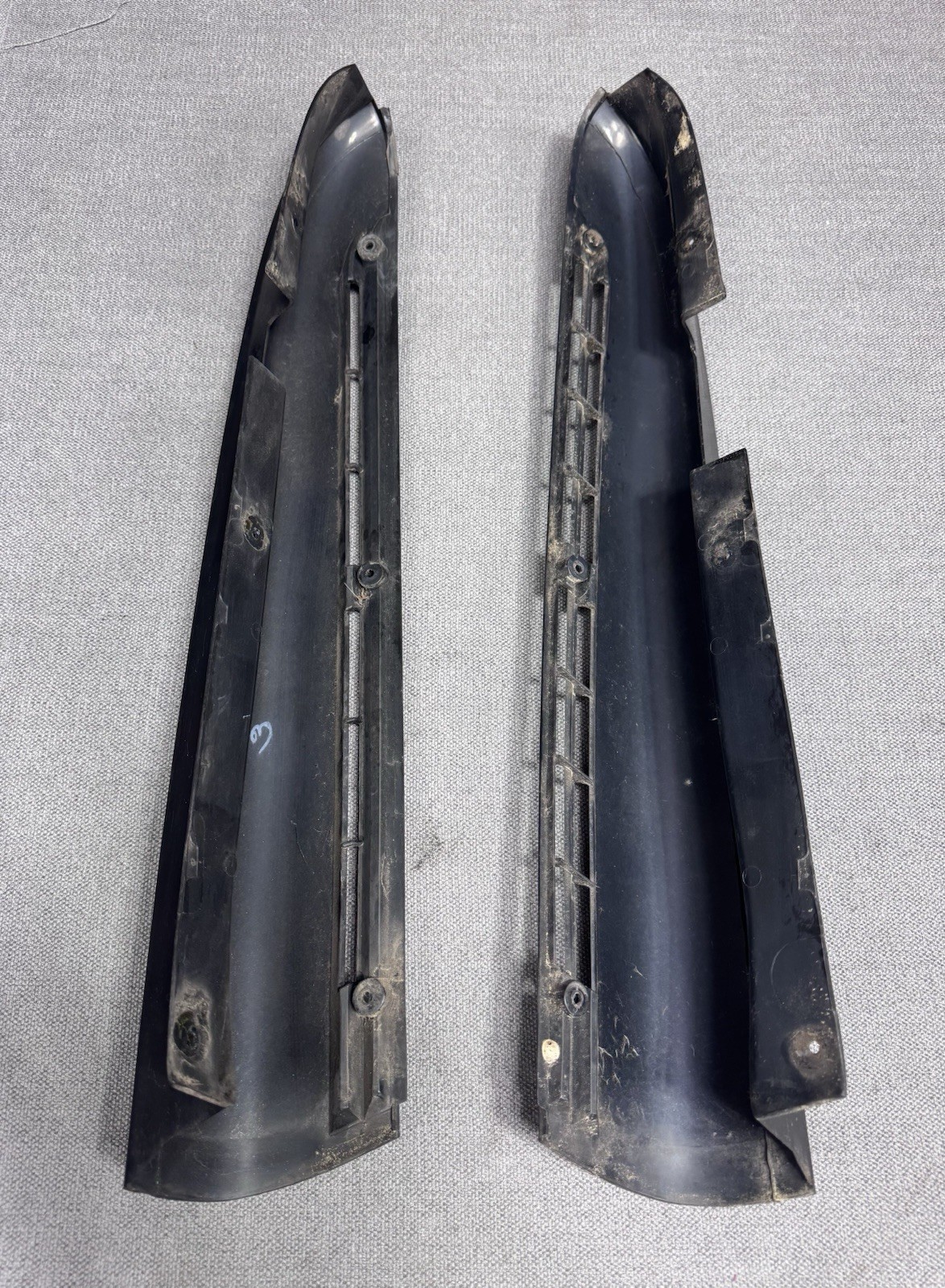 92-99 REAR D PILLAR CHEVROLET GMC SUBURBAN TAHOE YUKON TRIM MOLDING BARNDOOR OBS