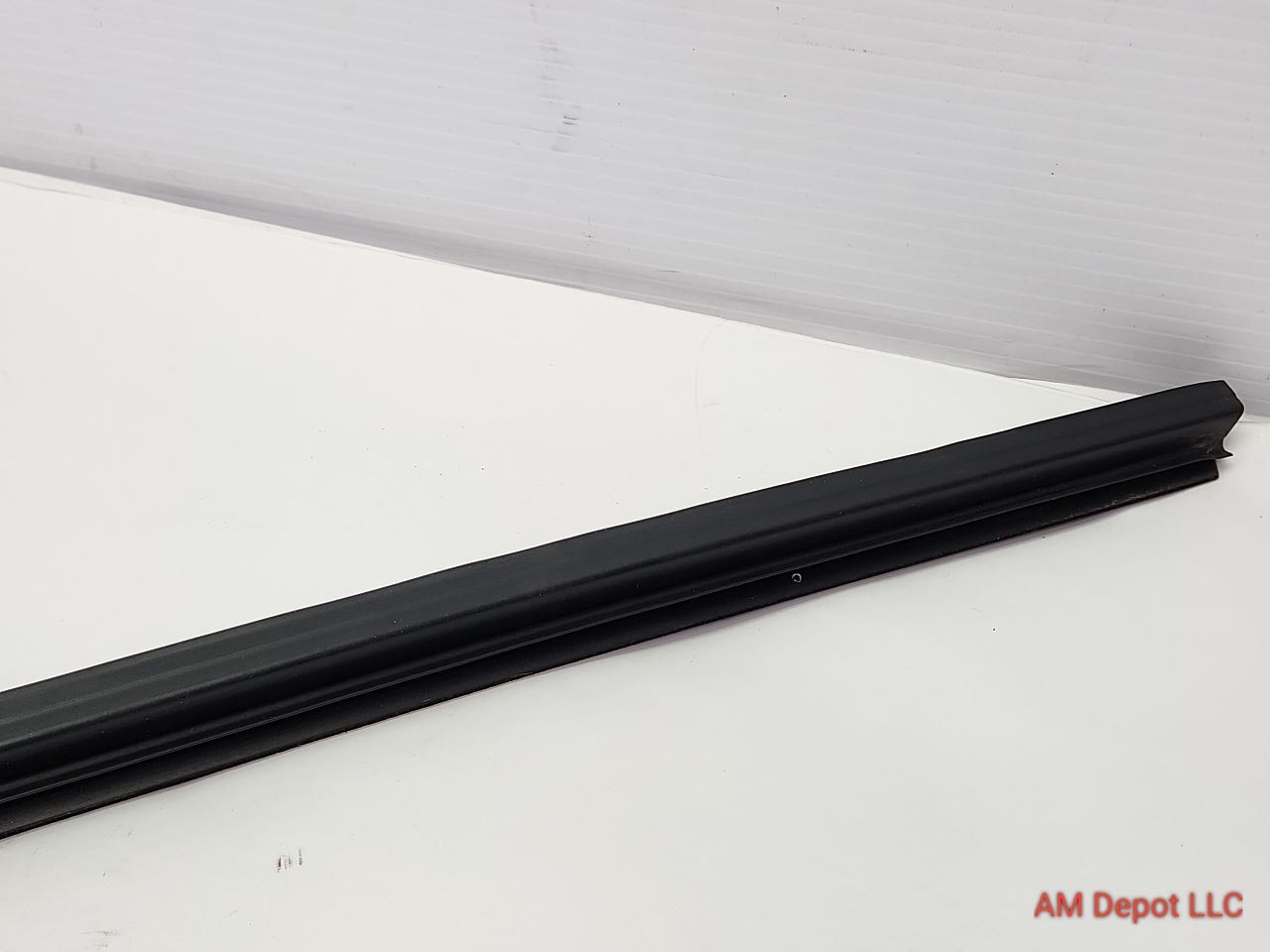 2009 BMW 135i 128i E82 E88 E81 Right Door Interior Window Channel Seal 7164940