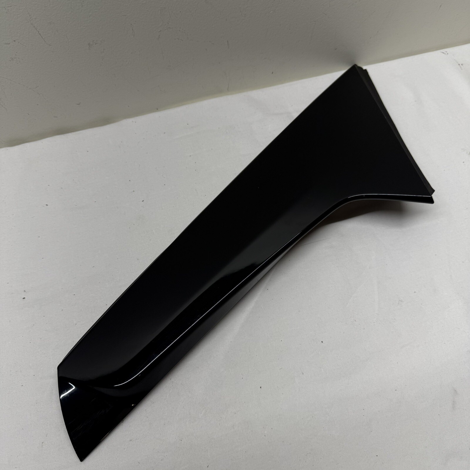 OEM 2018-2023 CHEVROLET EQUINOX REAR LEFT DOOR WINDOW REARWARD APPLIQUE MOLDING
