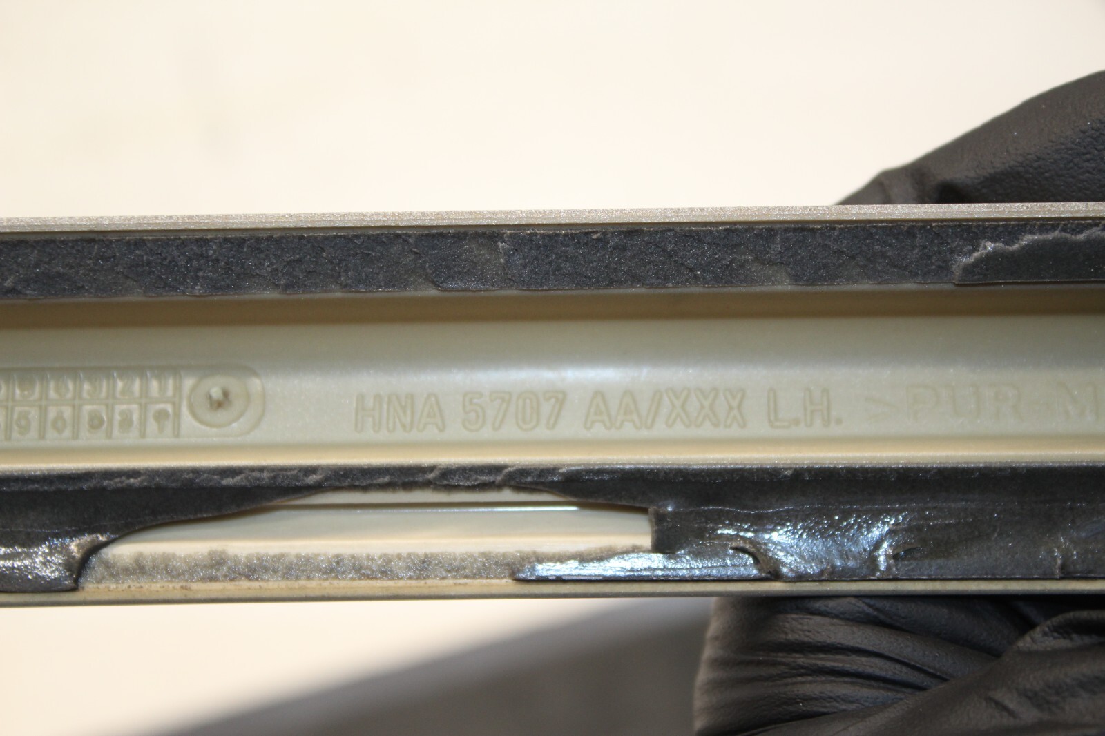 1998-2003 JAGUAR XJ8 FRONT LEFT DRIVER SIDE DOOR MOLDING HNA5707AA OEM