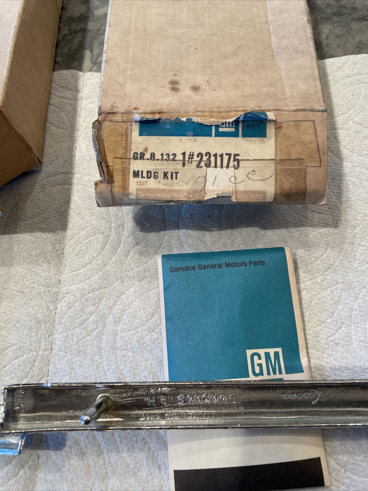 NOS GM 231174/231175 1971 Oldsmobile Custom Cruiser Front Grille Mouldings LH RH