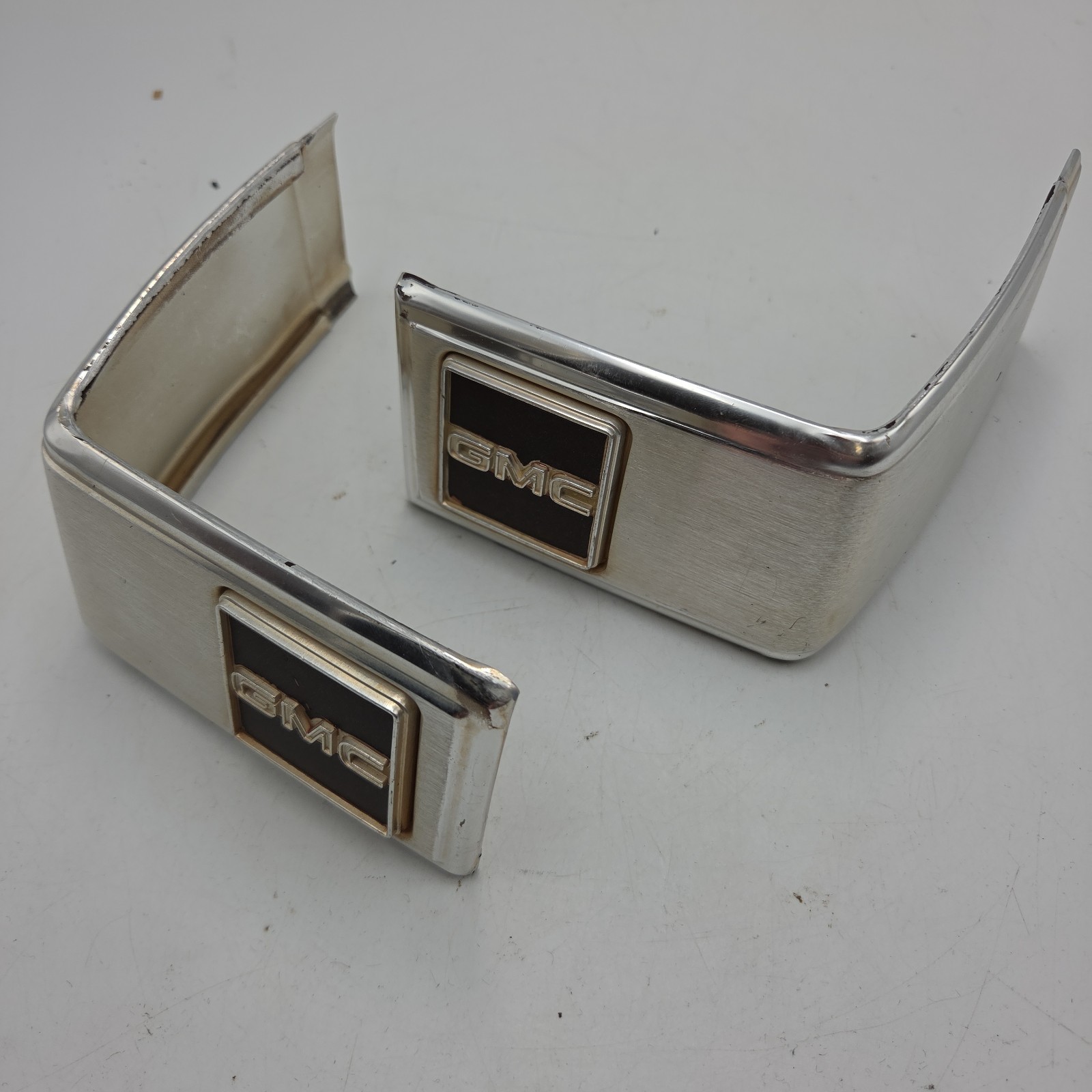 1981-87 GMC Squarebody Cab Corner Molding Trim Rt+Lt OEM C15 (See Description)