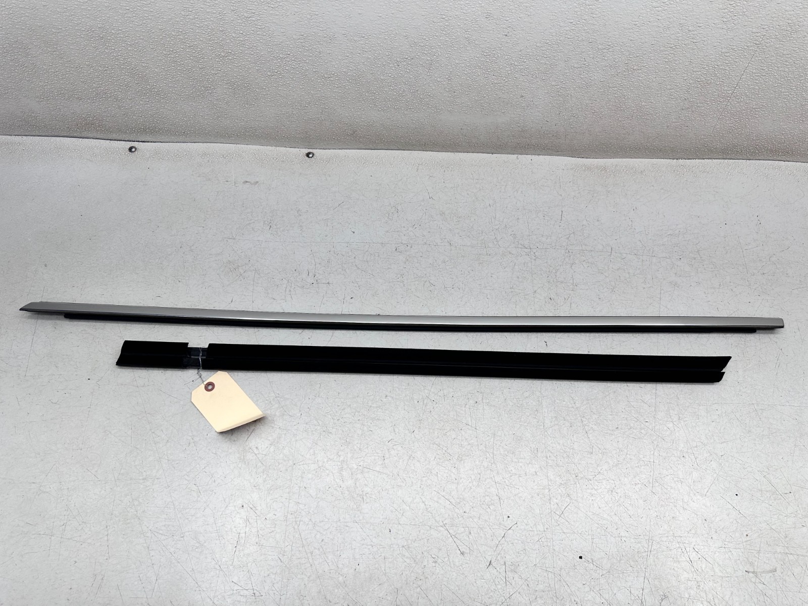 19-25 CADILLAC XT4 FRONT LEFT DRIVER SIDE WINDOW BELT MOLDING TRIM, OEM LOT3651