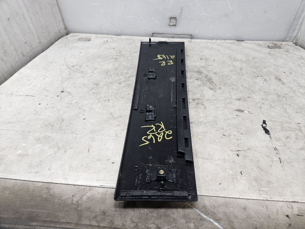 2024 SIERRA RH PASSENGER REAR DOOR APPLIQUE TRIM 84945509 24
