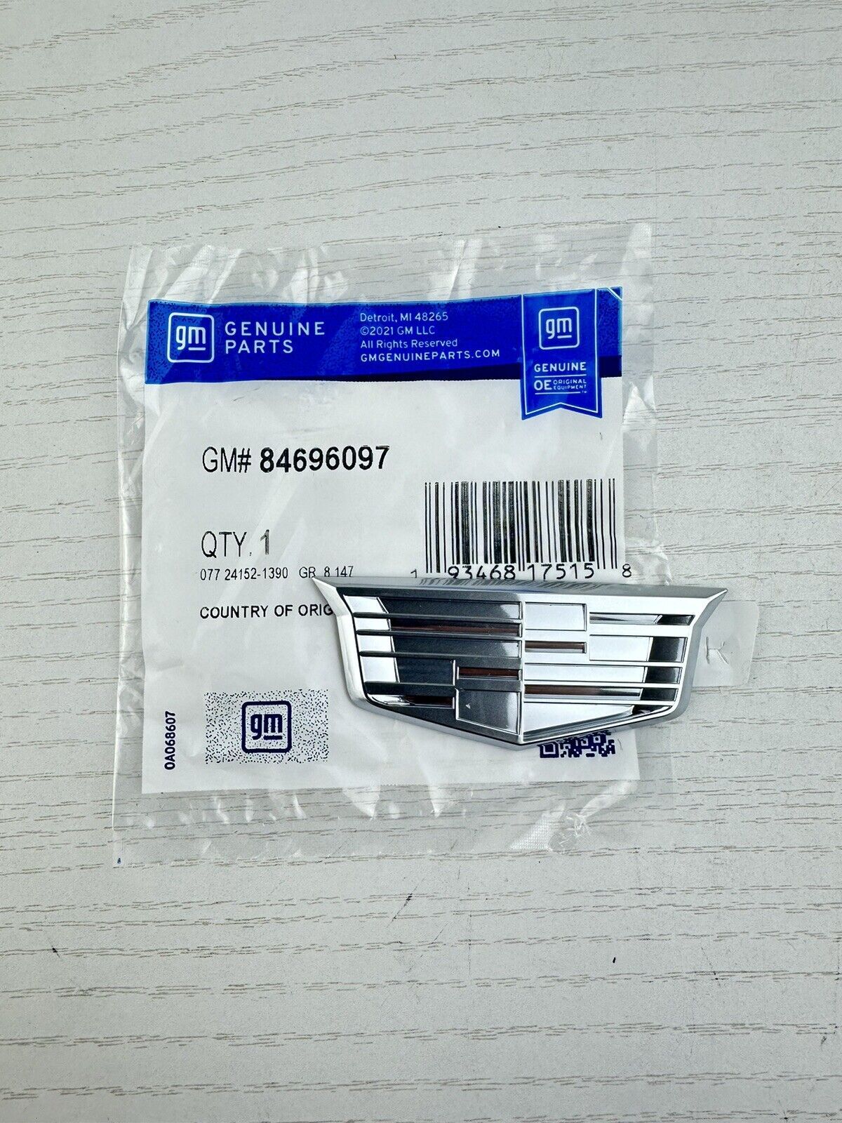 2019-2025 Cadillac XT4 front RH passenger fender Crest Emblem chrome new OEM