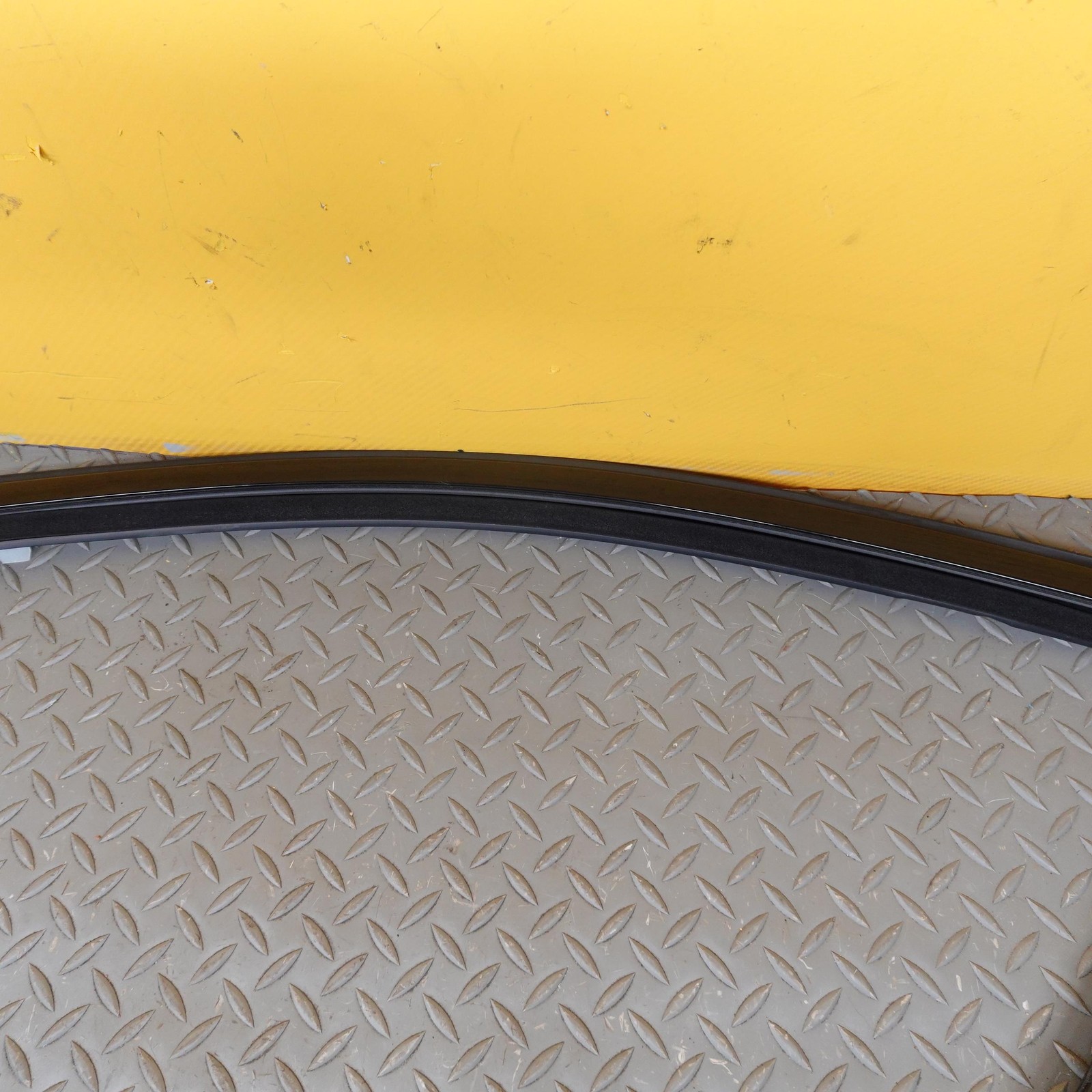 2024-2026 BMW X2 U10 FRONT RIGHT SIDE SET OF DOOR MOLDING WINDOW SEAL OEM