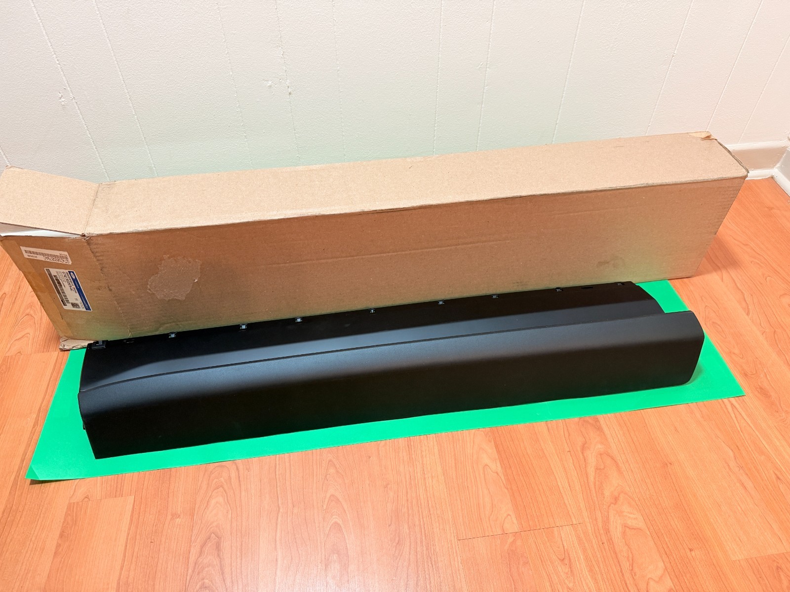 New OEM Genuine Ford Front Lower Door Molding 2019-2024 Edge LH GT4Z-5820879-AC