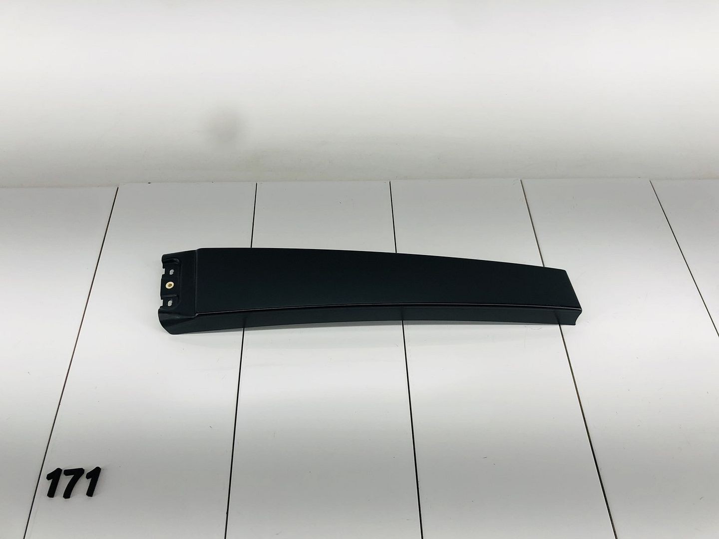 04-10 VOLKSWAGEN TOUAREG FRONT LEFT DRIVER SIDE DOOR PILLAR MOLDING OEM