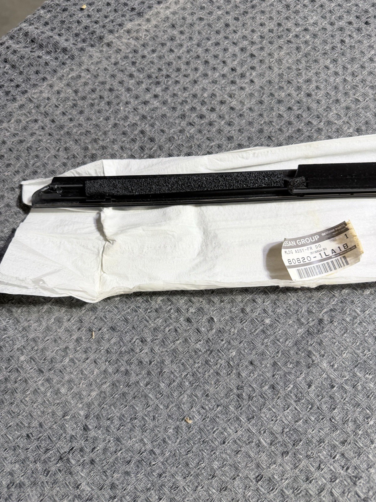 2011 – 2020 INFINITI QX80 QX56 FRONT RIGHT SIDE DOOR WINDOW BELT MOLDING OEM NEW