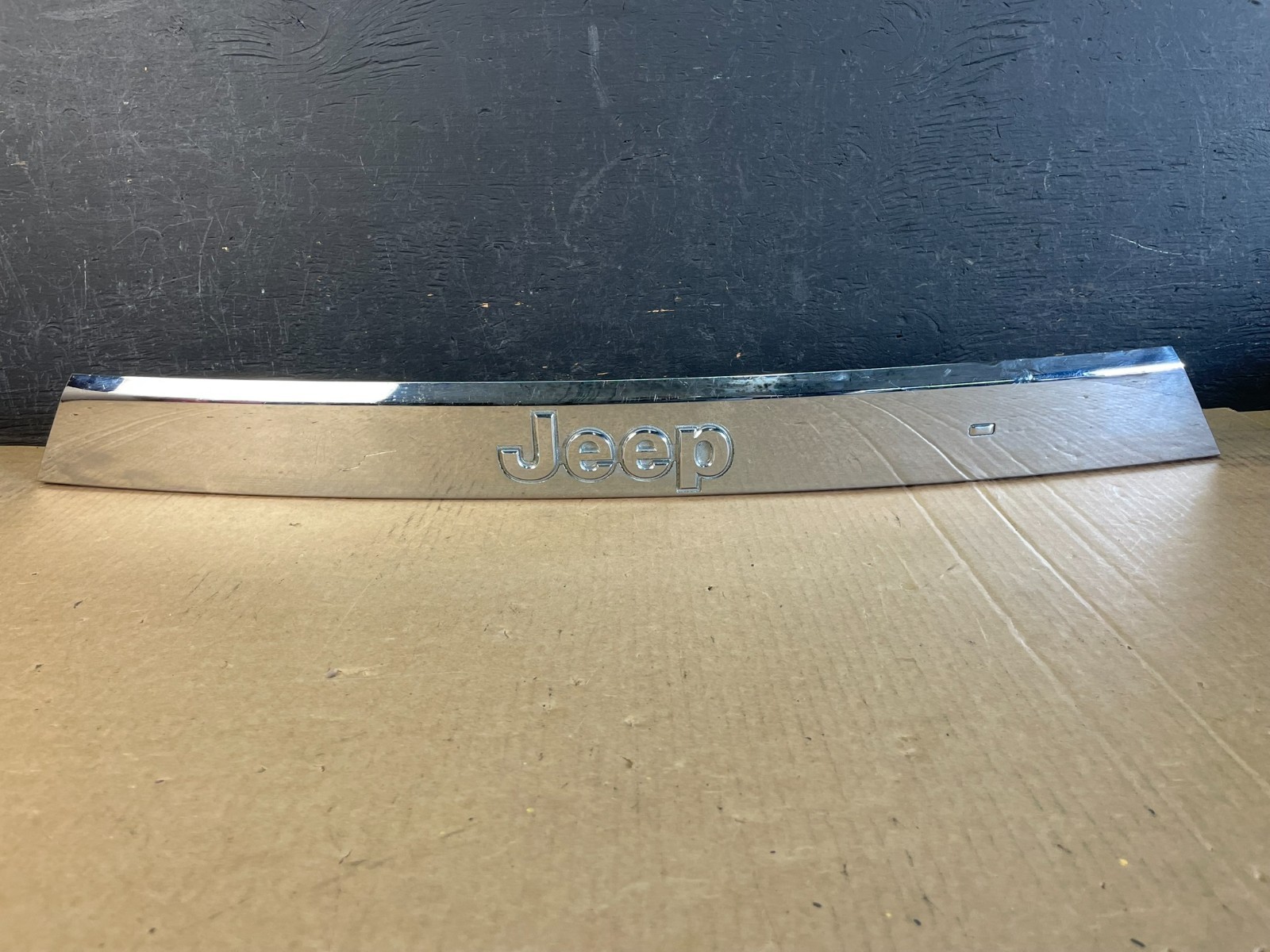 2011-2013 Jeep Grand Cherokee Liftgate Garnish Molding Trim W/O Camera ad0286 DG